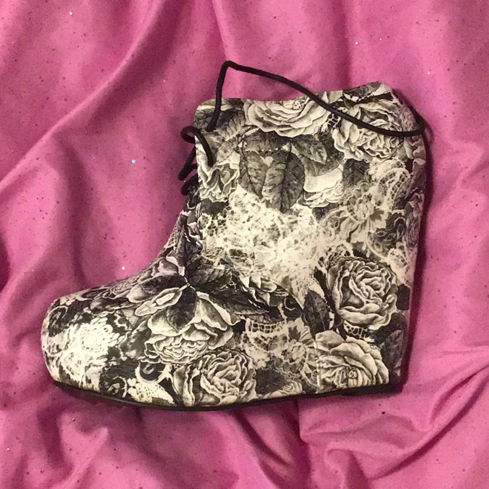 Size 10 US Women’s, Iron Fist, Wedges